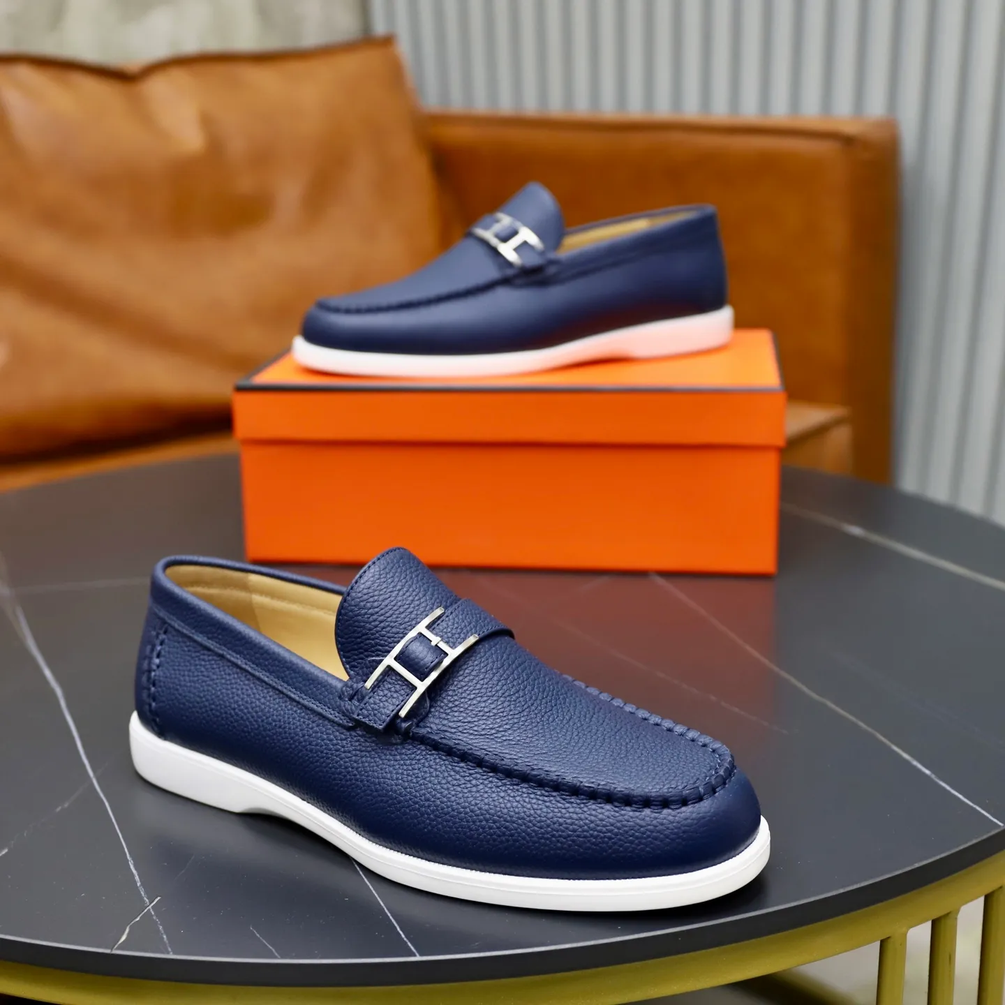 Ex-factory price: 560💰Hermès/Hermès slip-on men's shoes. This shoe is made of imported pebbled cowhide. It has simple and smooth lines and is combined with aerodynamically designed 3CM rubber foam ultra-light soles! Youthful and fashionable, classic H-shaped hardware buckle decoration, calf lining gently wraps the feet, with logo cowhide feet, casual and urban style, highlighting youthful vitality, sports and leisure version, super versatile, code number: 38-39-40-41-42-43-44 standard leather shoe size (45 can be customized but does not support returns)